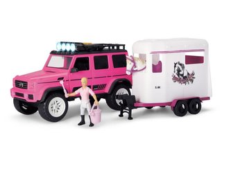 Růžový Mercedes-Benz AMG 500 s přívěsem pro koně