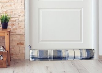 LIN - těsnící válec - modré kostky - 15x90cm