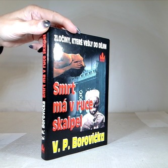 Smrt má v ruce skalpel